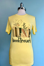 Booktrovert T-Shirt in Yellow