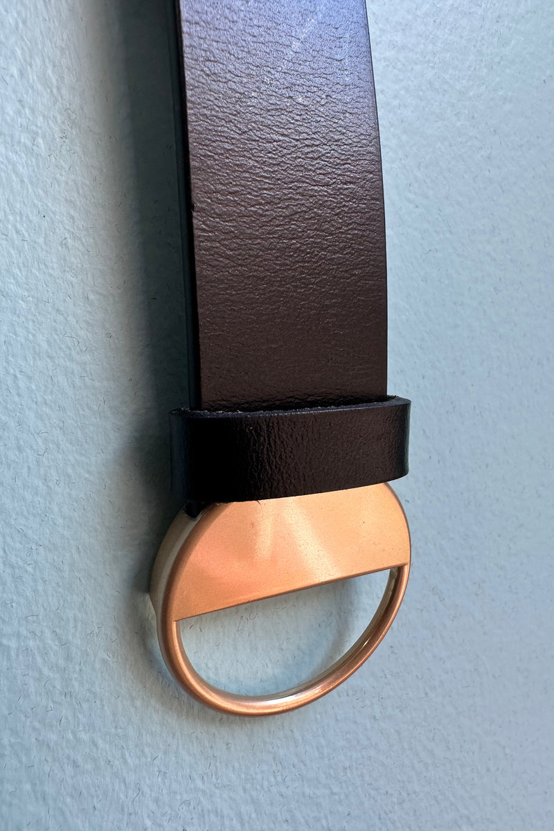 Pull through belt outlet buckle